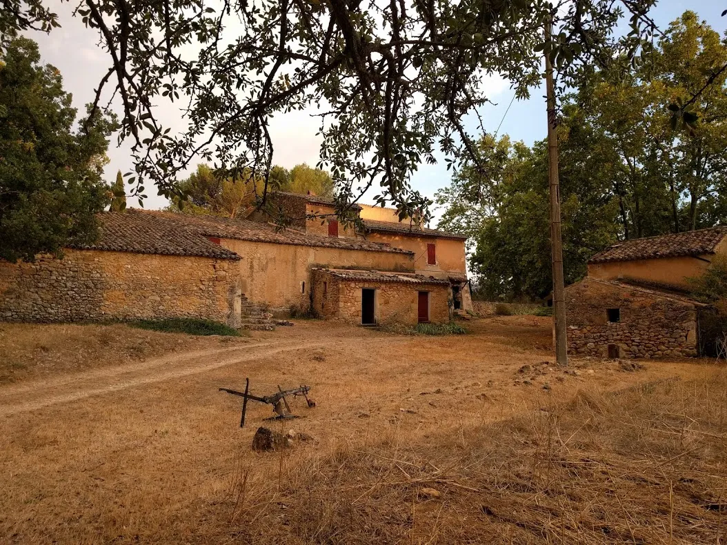 Vue de l’ancien logis des fermiers, du clapier et du poulailler, 2017. Vue de l’ancien logis des fermiers, du clapier et du poulailler, 2017.