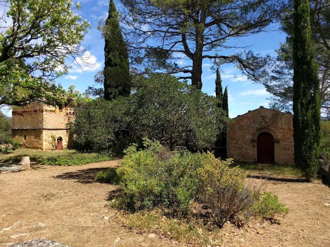 La terrasse, située à l’Est, accueille le pigeonnier, à gauche, et la chapelle, à droite. La terrasse, située à l’Est, accueille le pigeonnier, à gauche, et la chapelle, à droite.